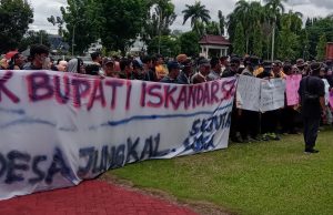 Ratusan masyarakat jungkal seruduk Pem-Kab OKI
