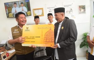 Gubernur Herman Deru Tunaikan Zakat Fitrah di BAZNAS Sumsel, Ajak Warga Salurkan Zakat Melalui Lembaga Resmi