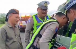 BergerakRespons Cepat Polisi, Pengendara Kehabisan BBM di Tol Kayuagung Berhasil Ditolong
