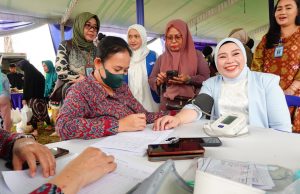 Ketua BKOW Sum-Sel Lidyawati Cik Ujang Buka Pasar Murah Ramadhan di Bukit Lama