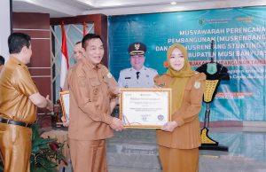 Plt Direktur RSUD Sekayu Terima Piagam Penghargaan Evaluasi Ombudsman