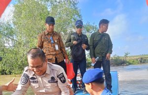 Sat Polairud Polres Banyuasin bereaksi cepat membantu Masyarkat yang akan turun dari Speedboat Ke dermaga