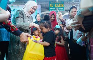 Ketua TP PKK Sumsel Feby Deru Bagikan Makanan Tambahan Bergizi di Posyandu