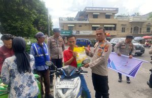 Polres OKI Kawal Penjualan Beras SPHP Bulog di Pasar Kayuagung, Warga Antusias