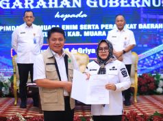 Herman Deru Serahkan Surat Plt Bupati Muara Enim kepada Wakil Bupati Sumarni, Tekankan Soliditas Pemerintahan
