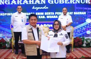 Herman Deru Serahkan Surat Plt Bupati Muara Enim kepada Wakil Bupati Sumarni, Tekankan Soliditas Pemerintahan