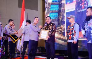 Bupati H. M. Toha Tohet, S.H. Terima Penghargaan dari Kapolda Sumsel Atas Komitmen Dukungan Penguatan Kapasitas SDM Kepolisian dan Kondusivitas Daerah.