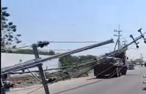 Soal 10 Tiang Listrik di Gresik Tumbang Hingga Lukai Warga dan Rusak Mobil, GM PLN UID Jatim Bungkam