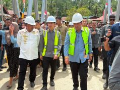 Siaran Pers HUTAMA KARYA* 8 Agustus 2026 SP/LI.256 /Rilis/VIII/2026 *WAKIL PRESIDEN RI TINJAU PROSES REHABILITASI JEMBATAN LUMUT, DORONG PENGUATAN KONEKTIVITAS DI ACEH*