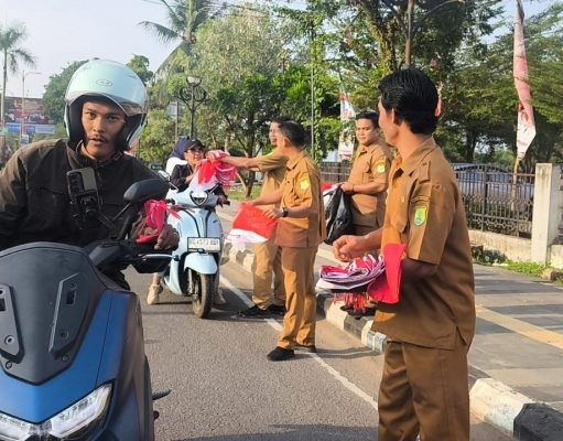 Tindak Lanjuti Edaran Bupati-Wabup Muba: Disnakertrans & Forum HRD Bagikan 81 Bendera dan Imbau Seluruh Perusahaan Kibarkan Merah Putih