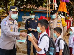 Saat Kabut Asap Mengintai, Kapolres OKI Bagikan Masker kepada Pelajar dan Jamaah