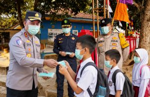 Saat Kabut Asap Mengintai, Kapolres OKI Bagikan Masker kepada Pelajar dan Jamaah