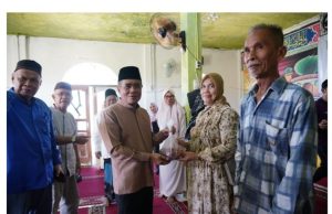 Wakil Bupati H. Ardani SH., MH Serahkan daging qurban dalam kegiatan Beruma Meranjat Wisata Religi Syiar Qurban 2026