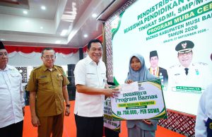 Senyum Bahagia Warnai Penyerahan Beasiswa Baznas Muba *Bupati Toha Ajak Siswa Terus Belajar dan Manfaatkan Bantuan dengan Baik*
